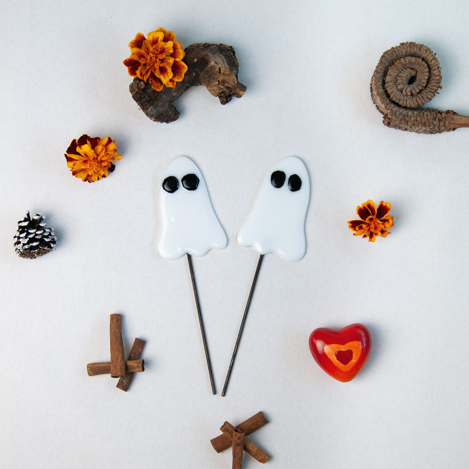 11003000 Spøgelse på pind med blomster og træ