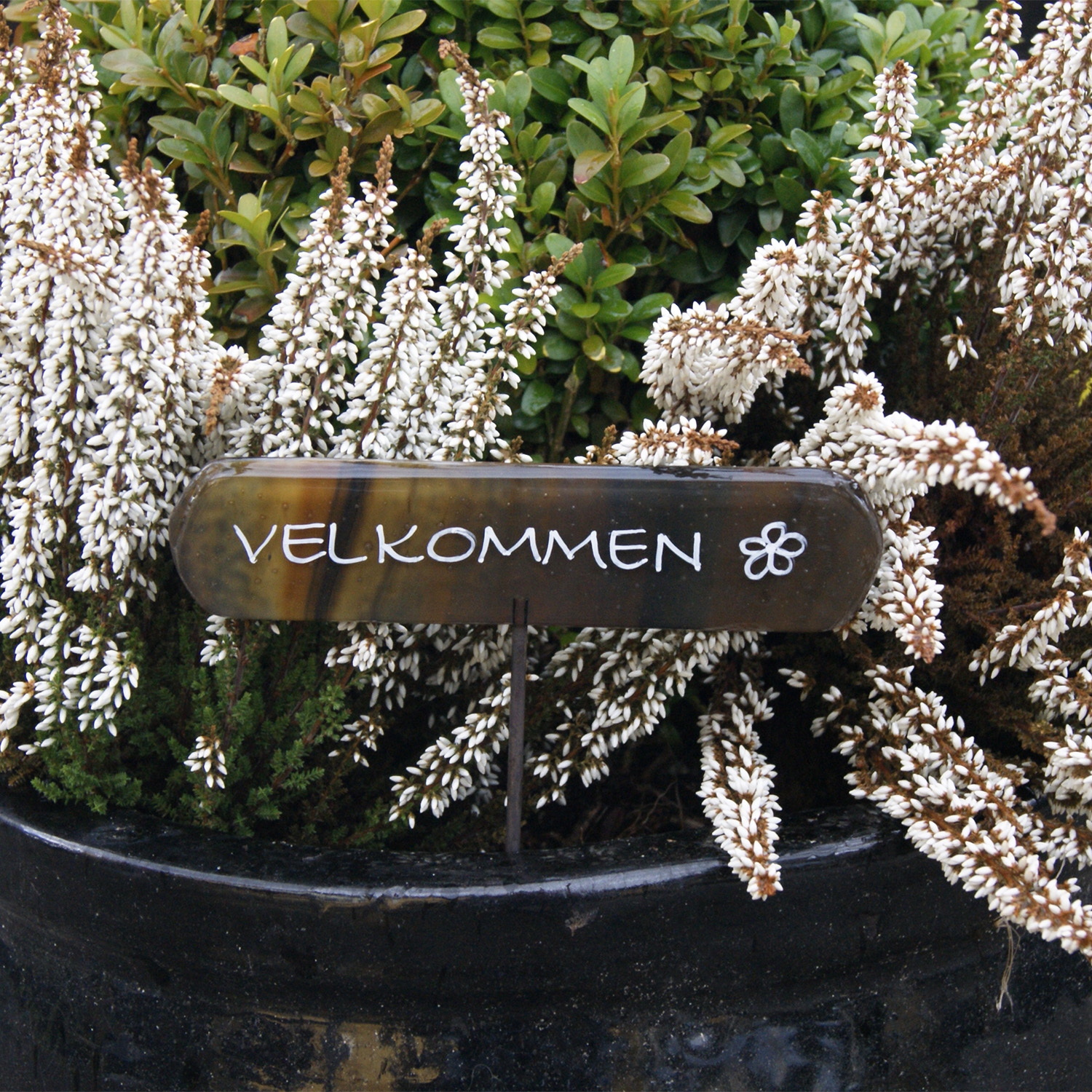 03004000 Velkommenskilt på pind i brun i blomsterkrukke