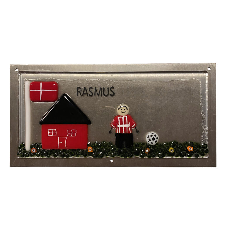Husskilt med navn, hus, flagstang og fodboldspiller (AaB)