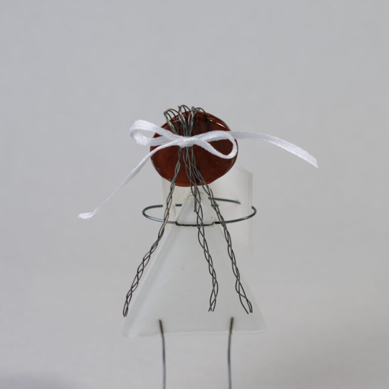 Konfirmand med flettet hår bagfra